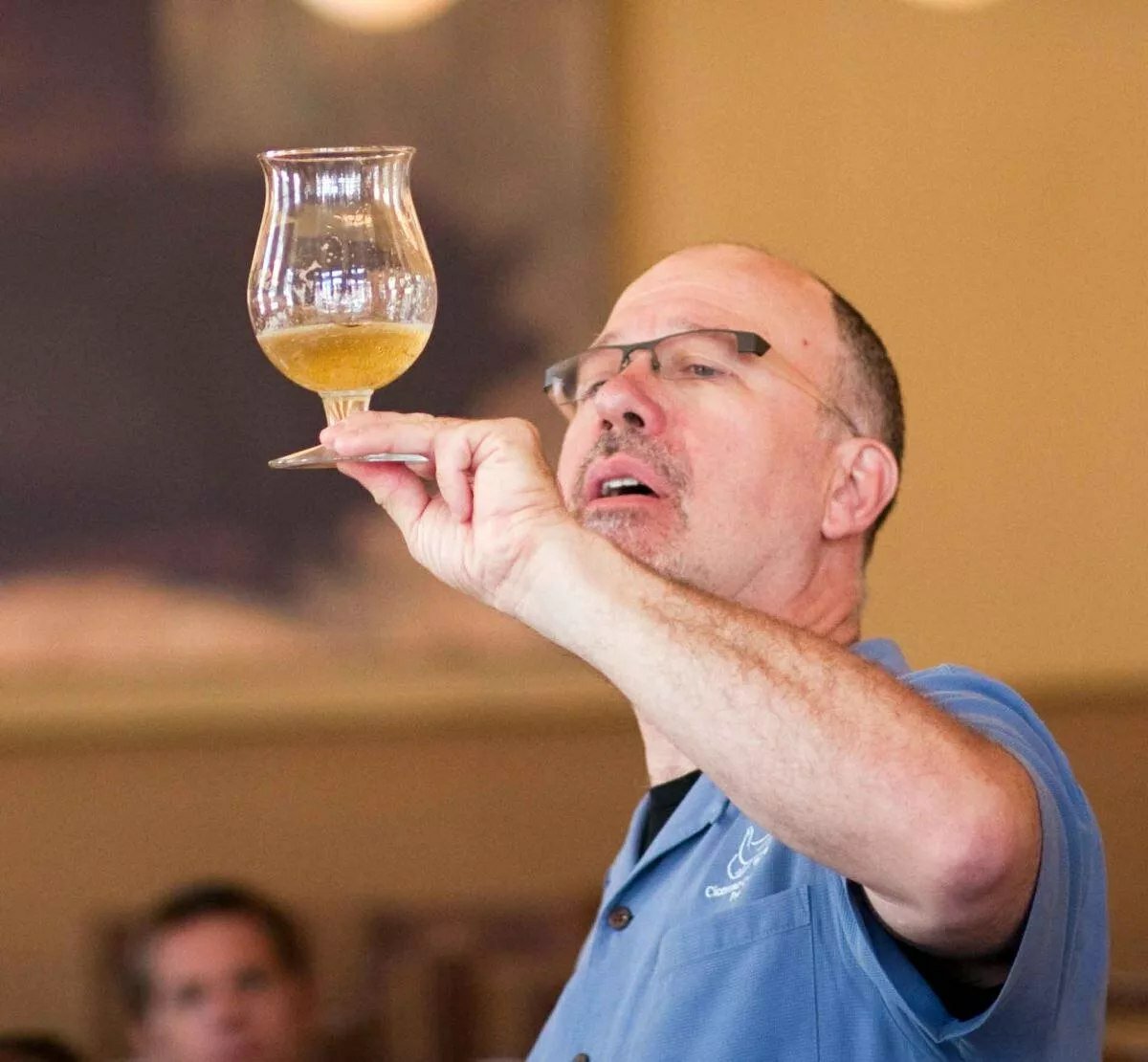 Дегустатор напитков. Виски бар сомелье. Сомелье дегустатор. Дегустатор напитков. Дегустатор напитков.